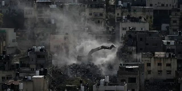 Ο ισραηλινός στρατός κατεδαφίζει κτίρια κατοικιών στον προσφυγικό καταυλισμό Νουρ Σαμς