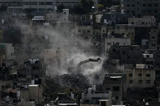 Ο ισραηλινός στρατός κατεδαφίζει κτίρια κατοικιών στον προσφυγικό καταυλισμό Νουρ Σαμς