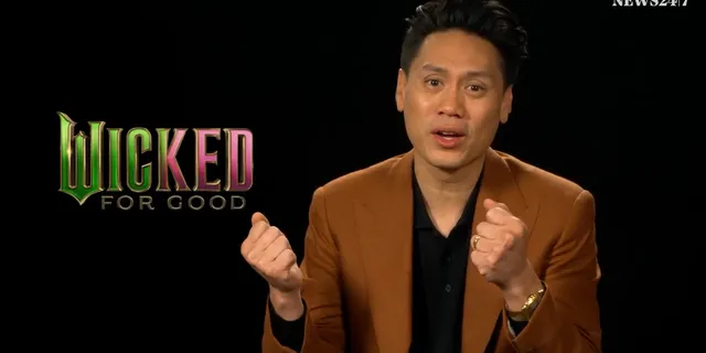 Τζον Μ. Τσου: Ο σκηνοθέτης του “Wicked” εξηγεί στο NEWS 24/7 πώς χτίζεις ένα μιούζικαλ υπερθέαμα