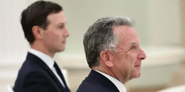 Στη Μόσχα οι απεσταλμένοι των ΗΠΑ “αρκετά σύντομα”