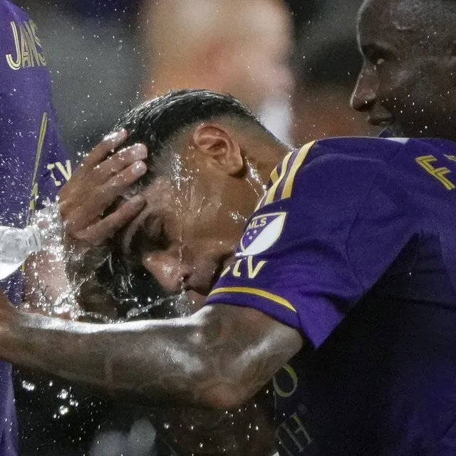 Ο καύσωνας απειλεί να λιώσει το Μουντιάλ και η FIFA βάζει δυο τάιμ-άουτ στο ποδόσφαιρο!