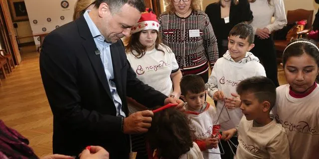 Μαθητές, σύλλογοι και ενώσεις έψαλαν τα χριστουγεννιάτικα κάλαντα στον Χάρη Δούκα