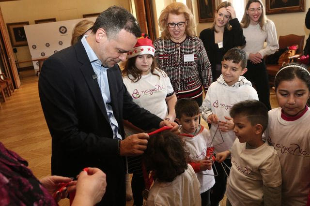 Μαθητές, σύλλογοι και ενώσεις έψαλαν τα χριστουγεννιάτικα κάλαντα στον Χάρη Δούκα