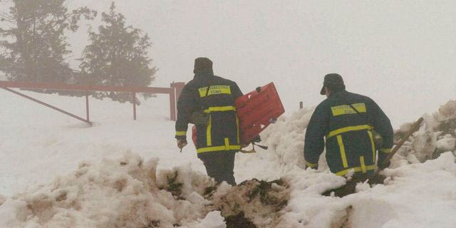 Πυροσβέστες μέσα στα χιόνια