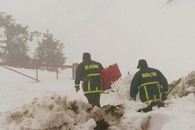 Πυροσβέστες μέσα στα χιόνια