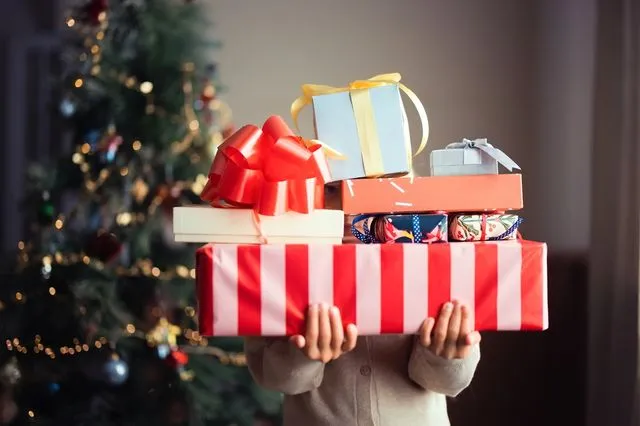 Πώς να ξεφορτωθείτε ανεπιθύμητα χριστουγεννιάτικα δώρα χωρίς να το μάθει κανείς