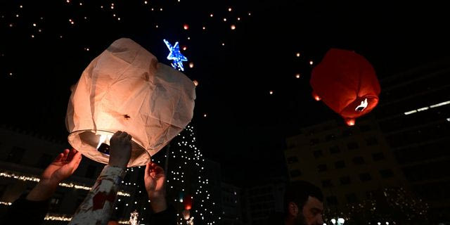 Νύχτα των ευχών στην πλατεία Κοτζιά στην Αθήνα (αρχείου)