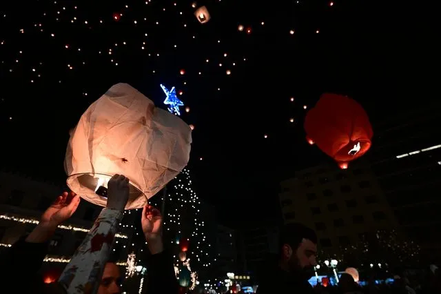 Νύχτα των ευχών στην πλατεία Κοτζιά στην Αθήνα (αρχείου)