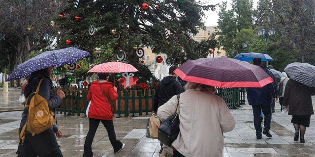 Βροχερά Χριστούγεννα με καταιγίδες τις επόμενες ώρες – Πού θα είναι έντονα τα φαινόμενα
