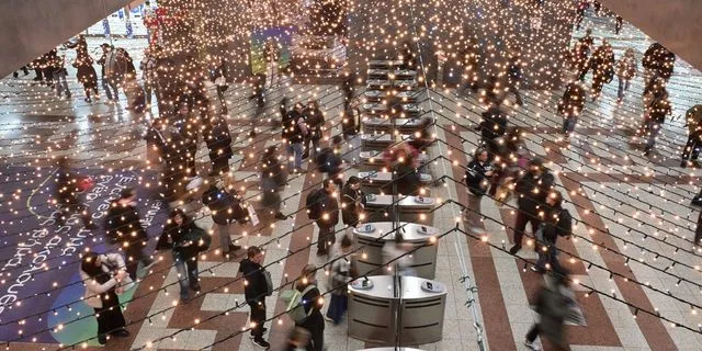 Στολισμένο το Μετρό Συντάγματος τα Χριστούγεννα