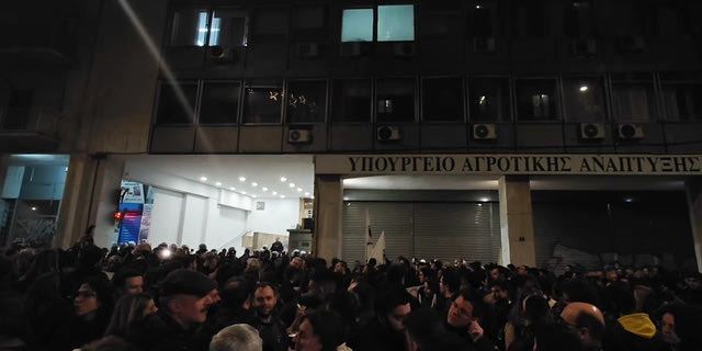 Αγρότες και κτηνοτρόφοι διαδηλώνουν έξω από το ΥΠΑΝ – Βίντεο