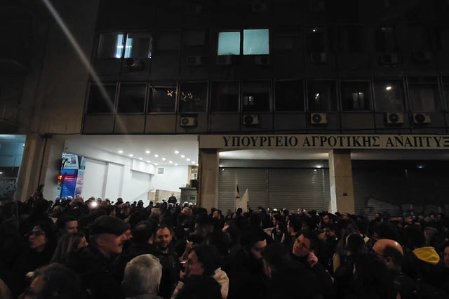 Αγρότες και κτηνοτρόφοι διαδηλώνουν έξω από το ΥΠΑΝ – Βίντεο