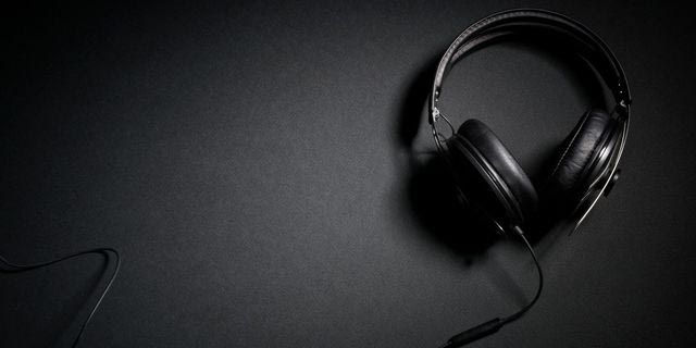 Ακουστικά σε μαύρο φόντο