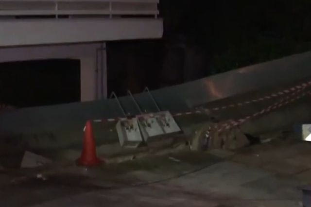 Κακοκαιρία: Χείμαρροι οι δρόμοι στον Άλιμο - Κατέρρευσε μάντρα πολυκατοικίας