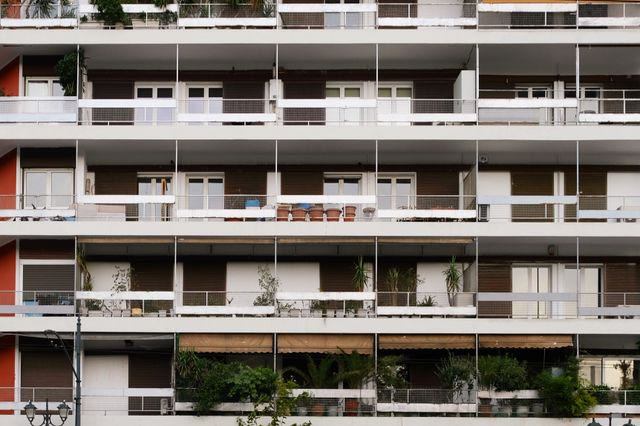 Στριμωγμένες πολυκατοικίες, ξεθωριασμένα νεοκλασικά – Η Αθήνα μέσα από τις προσόψεις της