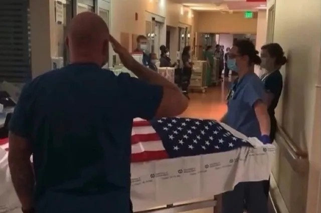 Οι συνάδελφοι του Άλεξ Πρέττι τον αποχαιρέτησαν με τιμές – Βίντεο