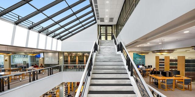 Deree – AEON Group: Επένδυση στη διασύνδεση εκπαίδευσης και αγοράς με το νέο “The Deal Room”