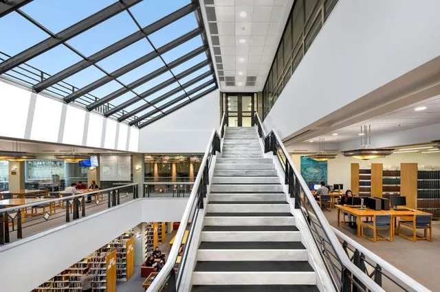 Deree – AEON Group: Επένδυση στη διασύνδεση εκπαίδευσης και αγοράς με το νέο “The Deal Room”