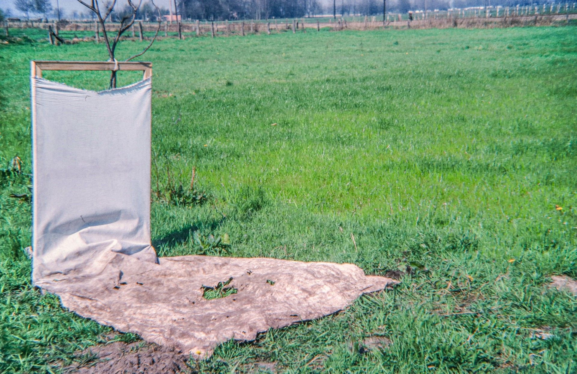 Στάθης Λογοθέτης Φωτογραφία από την προετοιμασία έργου από τη σειρά Φύση  κατά τη διαμονή του καλλιτέχνη στο Worpswede της Γερμανίας, 1978-1979 Ευγενική παραχώρηση της Τζούλιας Λογοθέτη