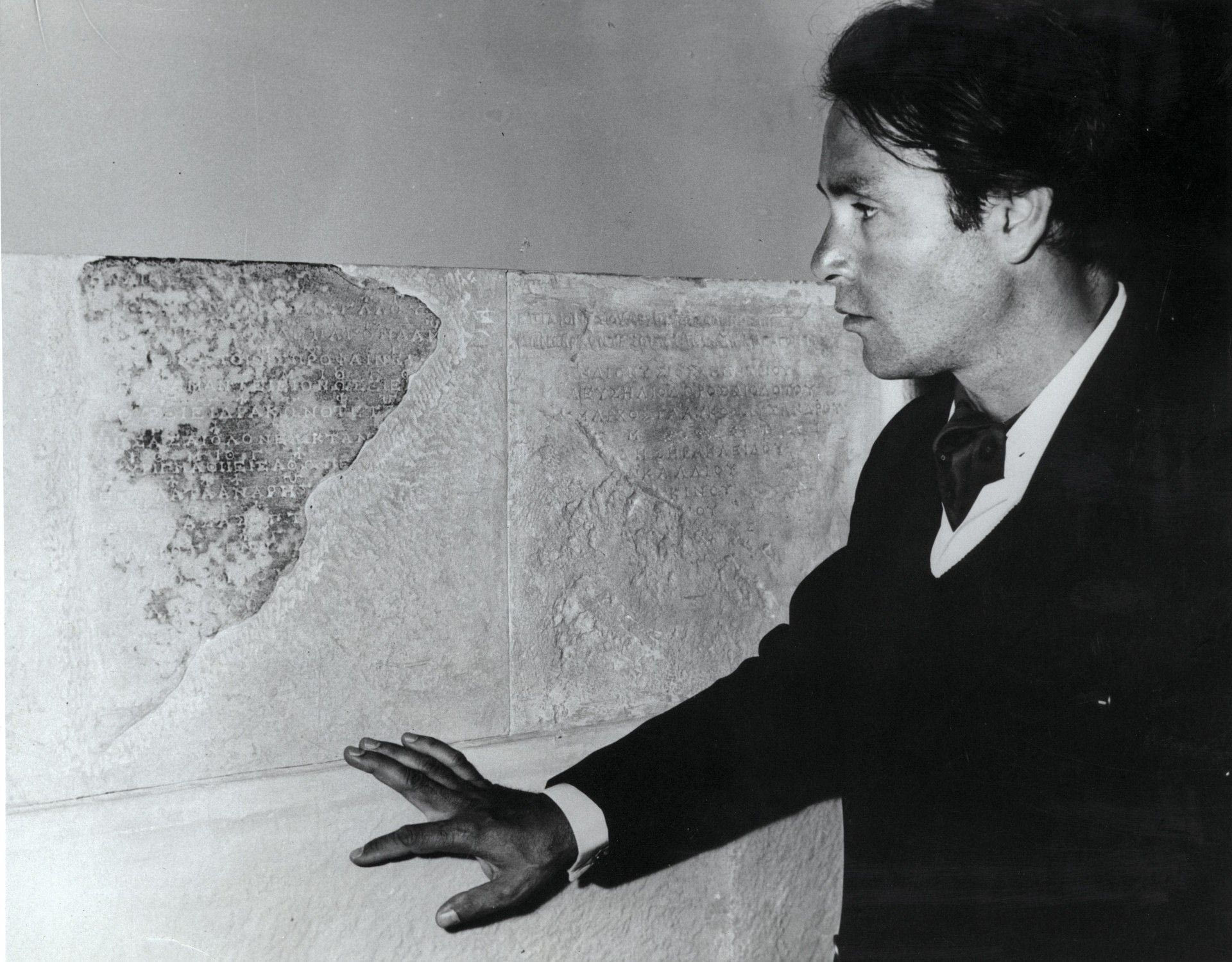 Ο Γιάννης Χρήστου στον αρχαιολογικό χώρο των Δελφών, c.1963 Αρχείο Γιάννη Χρήστου - Κέντρο Έρευνας και Τεκμηρίωσης Ωδείου Αθηνών