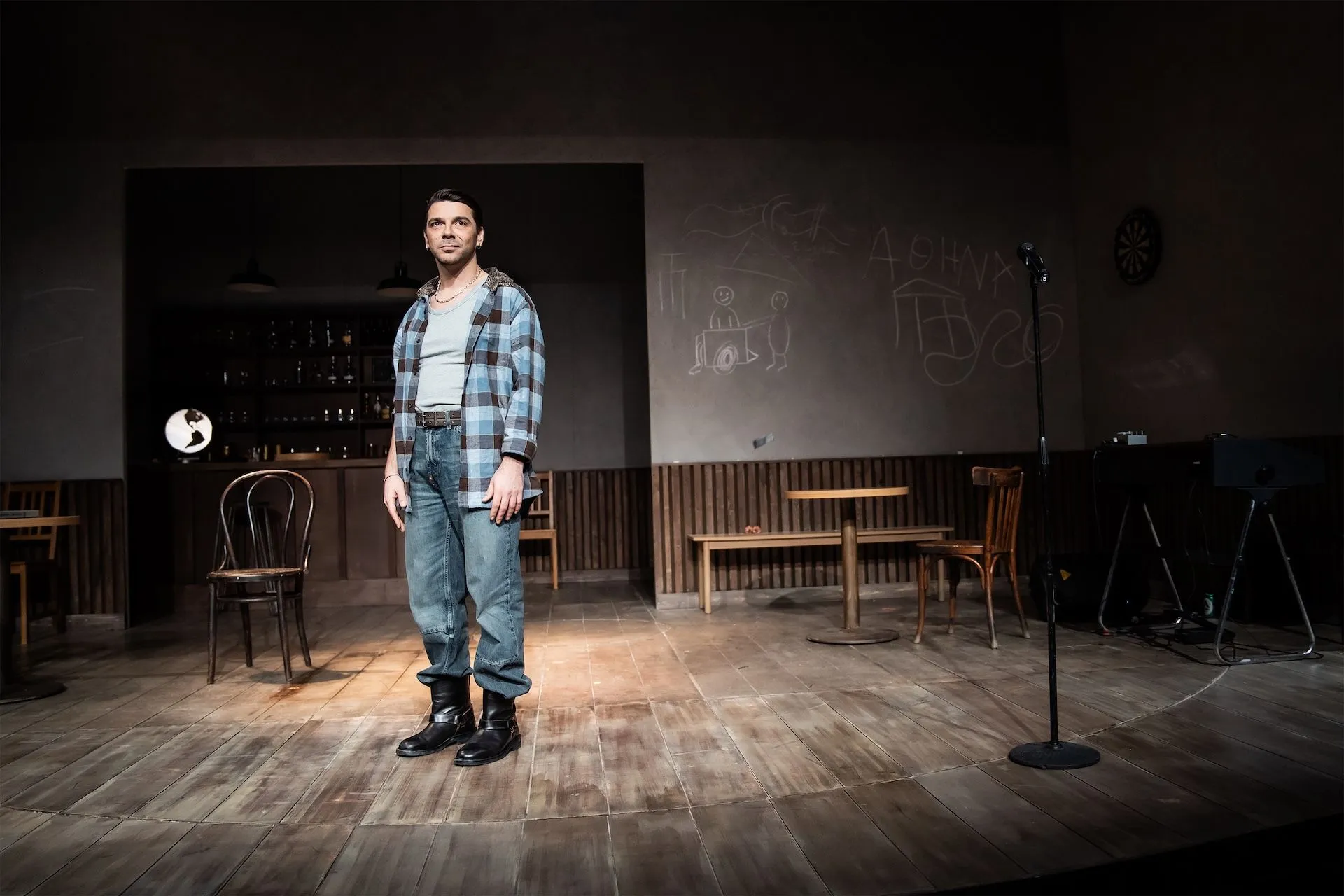 «Δύο ή τρία πράγματα που ξέρω γι’ αυτόν» Το νέο έργο του Ανέστη Αζά