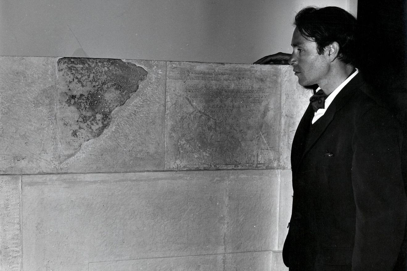 Ο Γιάννης Χρήστου στον αρχαιολογικό χώρο των Δελφών, c.1963 Αρχείο Γιάννη Χρήστου - Κέντρο Έρευνας και Τεκμηρίωσης Ωδείου Αθηνών