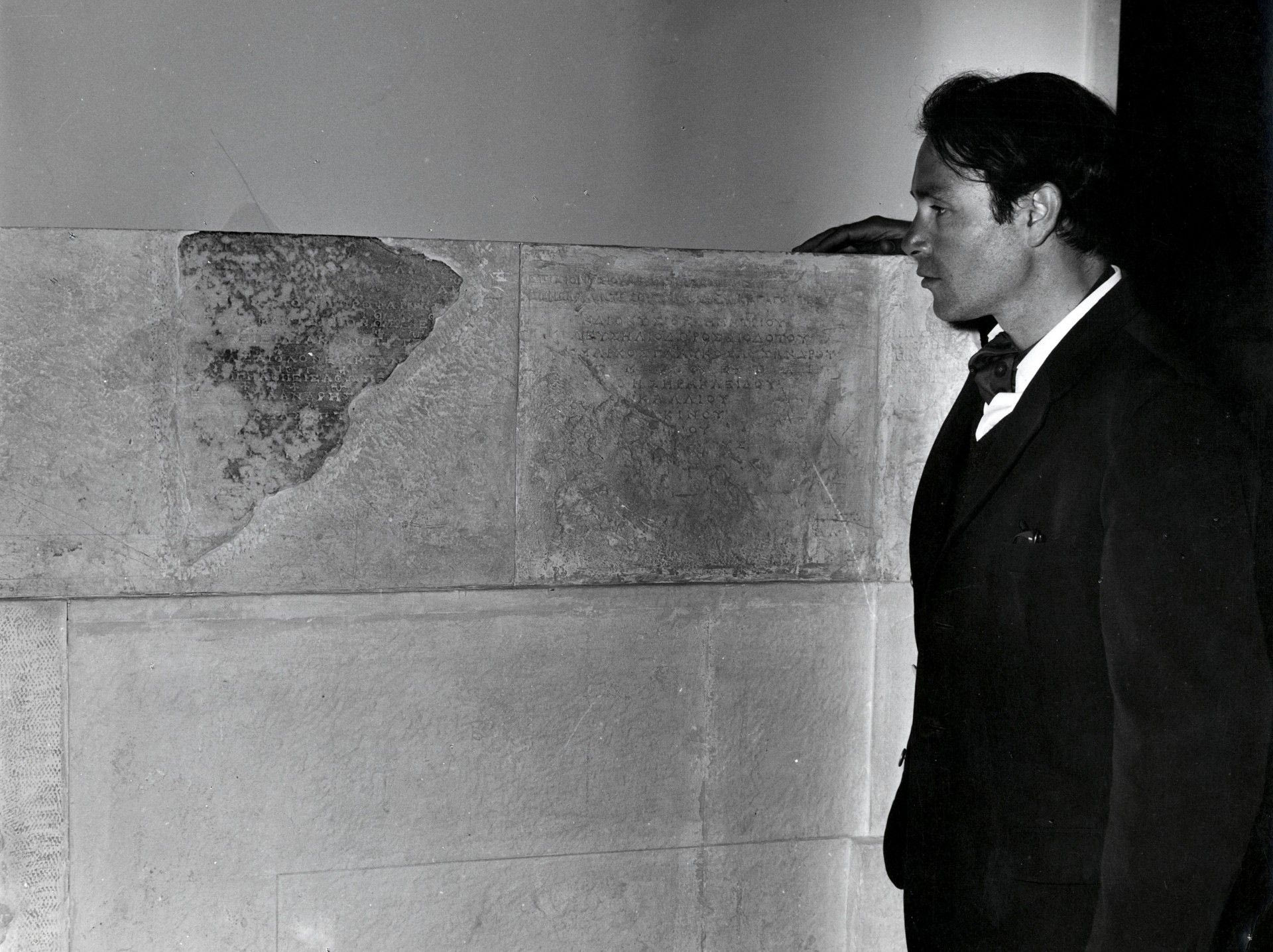 Ο Γιάννης Χρήστου στον αρχαιολογικό χώρο των Δελφών, c.1963 Αρχείο Γιάννη Χρήστου - Κέντρο Έρευνας και Τεκμηρίωσης Ωδείου Αθηνών