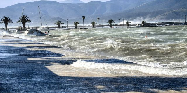 Κακοκαιρία: Ισχυρή χαλαζόπτωση και πλημμύρες στην Αχαΐα – Κατολισθήσεις στα Άγραφα