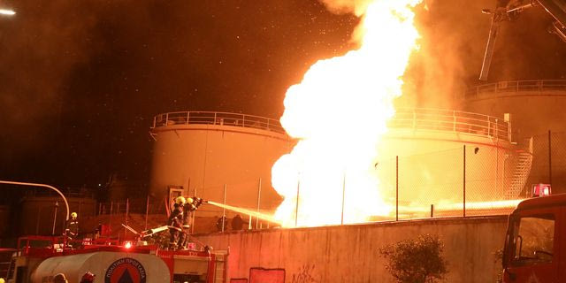 Φωτιά σε υπαίθριο χώρο στο Πέραμα κοντά σε δεξαμενές καυσίμων