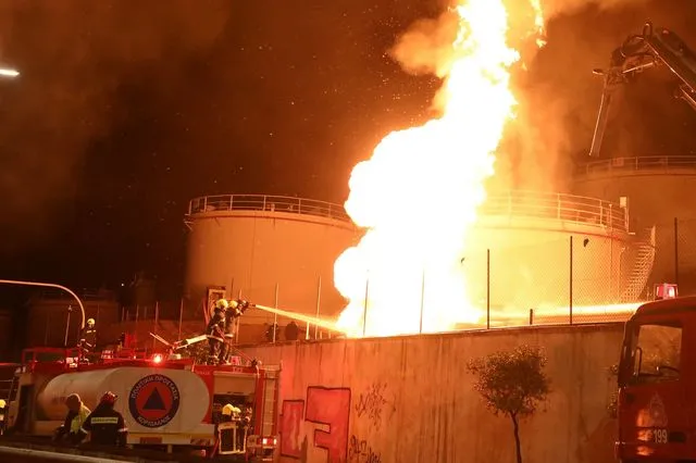 Φωτιά σε υπαίθριο χώρο στο Πέραμα κοντά σε δεξαμενές καυσίμων