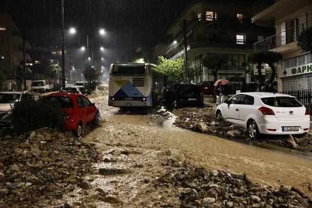 Κακοκαιρία: Τραγωδία με μια γυναίκα νεκρή στη Γλυφάδα – 2 άτομα απεγκλωβίστηκαν από ΙΧ