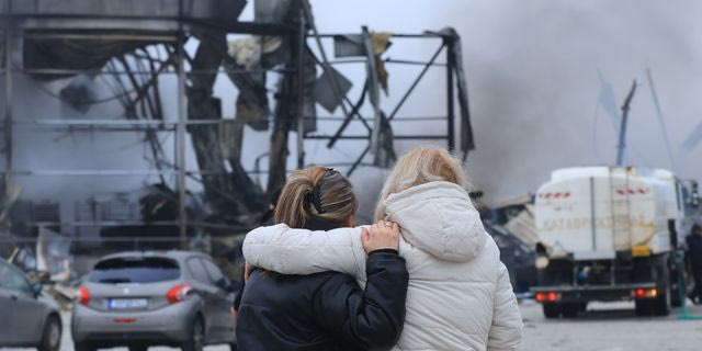 Τρίκαλα: Εικόνες απόλυτης καταστροφής στο φλεγόμενο εργοστάσιο