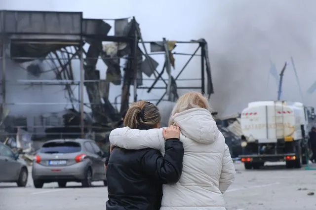 Τρίκαλα: Εικόνες απόλυτης καταστροφής στο φλεγόμενο εργοστάσιο