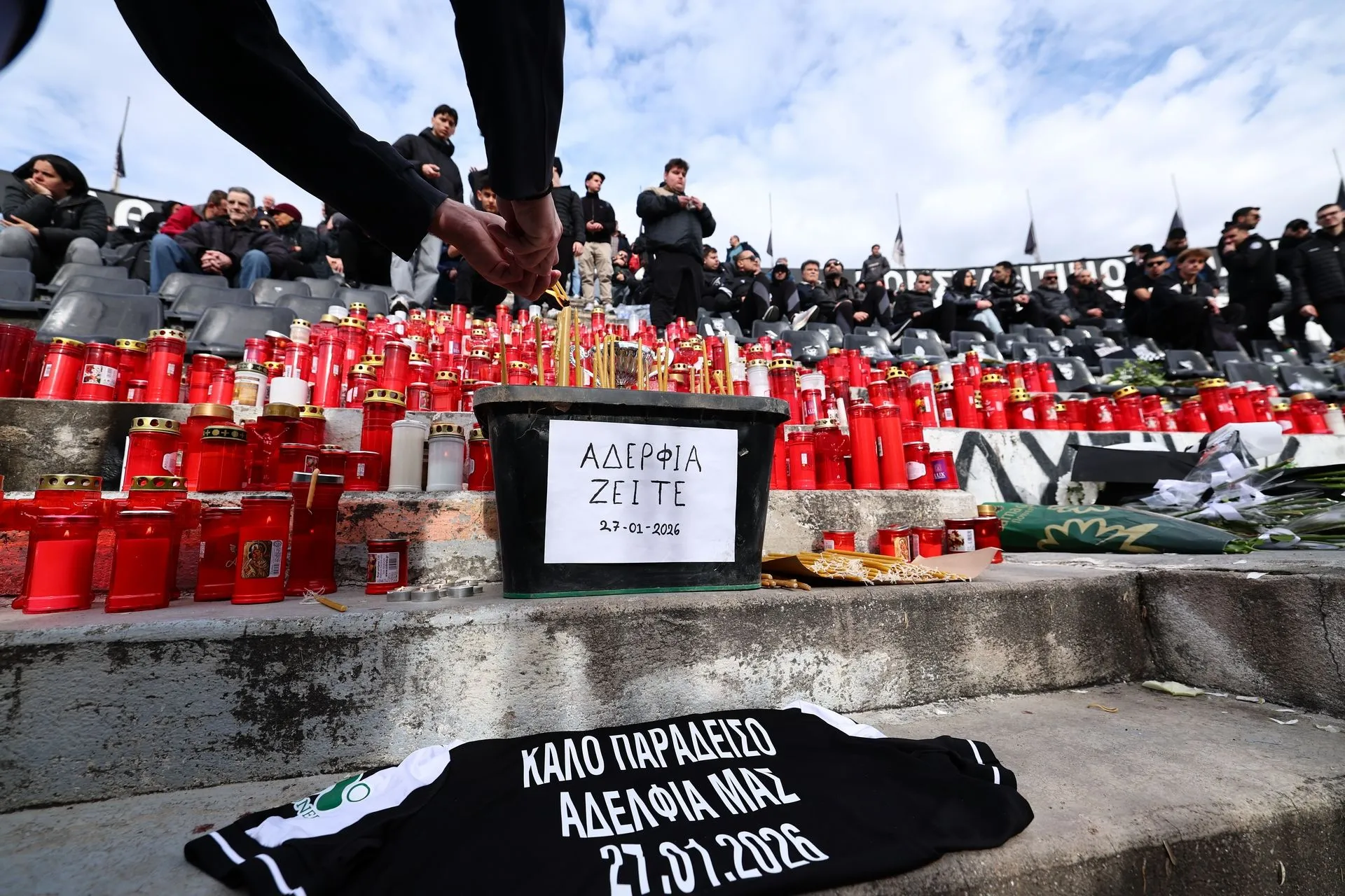 Στο αεροδρόμιο της Τιμισοάρα οι σοροί των 7 φίλων του ΠΑΟΚ - Τρισάγιο στη μνήμη τους