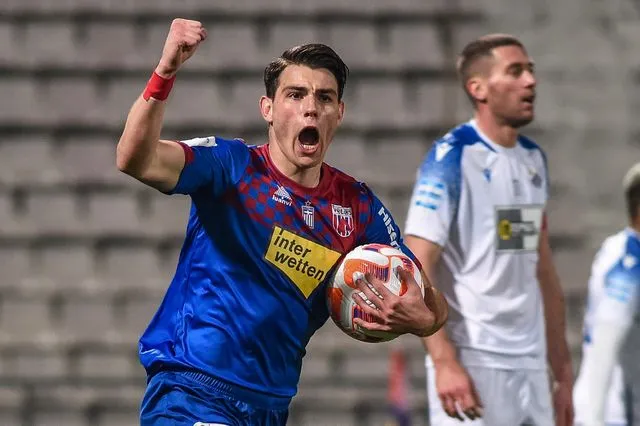 Το ομοφοβικό παρελθόν του Κέβιν Μπέρενς που επιτέθηκε στον Γιώργο Κούτσια