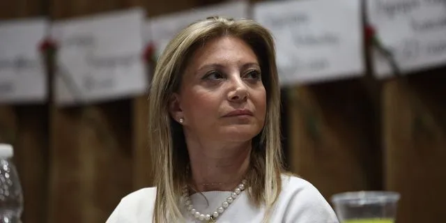 Οι κυβερνητικές λύσεις είναι δύο, η Καρυστιανού είναι μόνο για “κλικ”…