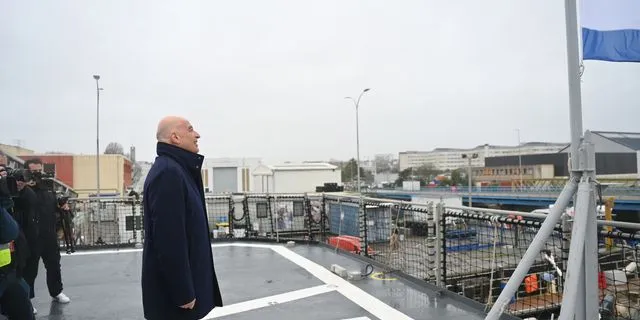 Συνάντηση Δένδια με τη Γαλλίδα ομόλογό του στη φρεγάτα “Κίμων”