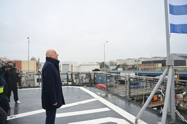 Συνάντηση Δένδια με τη Γαλλίδα ομόλογό του στη φρεγάτα “Κίμων”