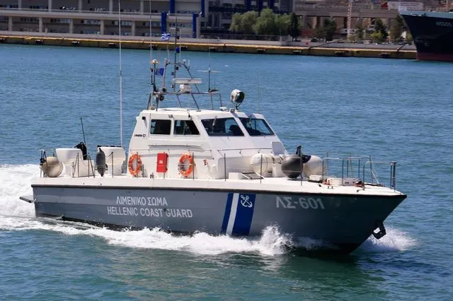 Ικαρία: Ένα αγοράκι και μία γυναίκα χωρίς τις αισθήσεις τους μετά από ναυάγιο