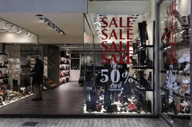 Χειμερινές εκπτώσεις: Πρώτη Κυριακή με ανοικτά καταστήματα