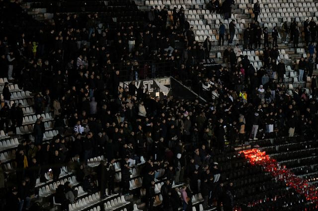 Ρίγη συγκίνησης στην Τούμπα για τους επτά νεκρούς οπαδούς του ΠΑΟΚ – “Αδέρφια ζείτε”