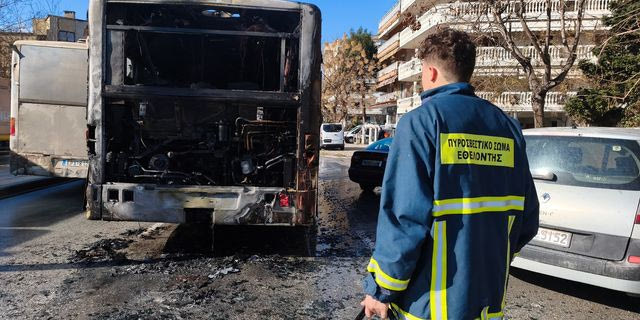 Θεσσαλονίκη: Λεωφορείο τυλίχθηκε στις φλόγες – Βίντεο