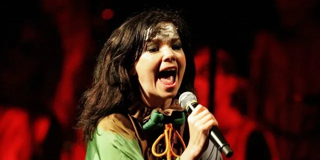 Björk: “Αγαπητοί Γροιλανδοί, κηρύξτε την ανεξαρτησία σας!”