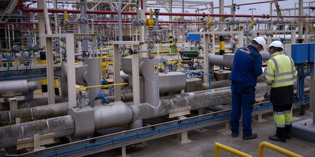 Εργαζόμενοι εργάζονται στο εργοστάσιο επαναεριοποίησης της Enagás, το μεγαλύτερο τερματικό LNG στην Ευρώπη. (φωτογραφία αρχείου)