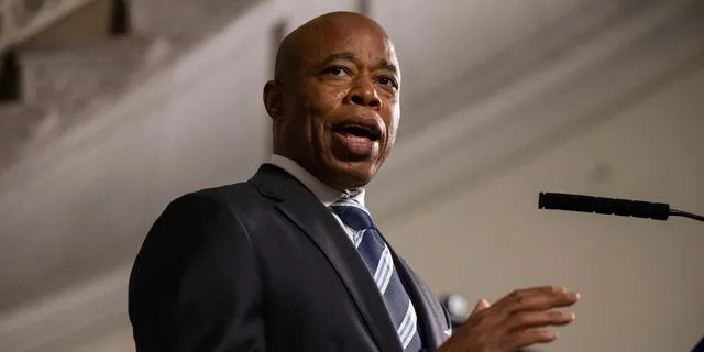 Νέα Υόρκη: Ο πρώην δημάρχος έβρισε γυναίκα που τον αποδοκίμαζε – “Άντε γα@@@σου”