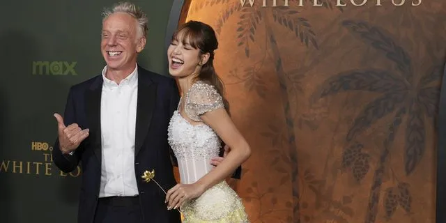 Ο Mike White με τη Lisa στη πρεμιέρα της τρίτης σεζόν του "The White Lotus"