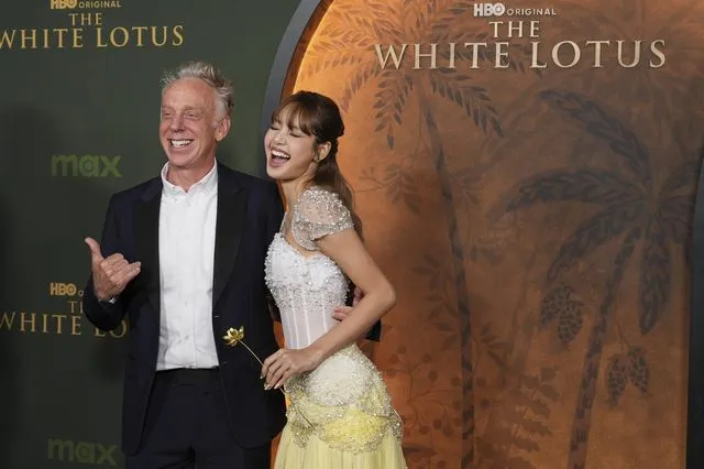 Ο Mike White με τη Lisa στη πρεμιέρα της τρίτης σεζόν του "The White Lotus"