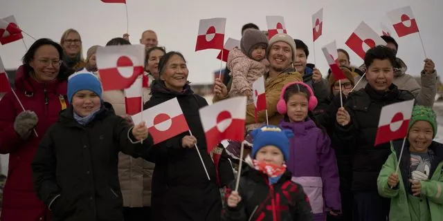 Ντόπιοι Ινουίτ με τη σημαία της Γροιλανδίας