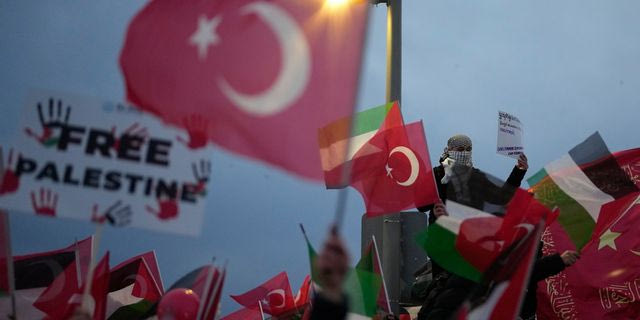 Πλήθος κόσμου στην γέφυρα του Γαλατά στη Κωνσταντινούπολη στο πλαίσιο διαδήλωσης υπερ της Παλαιστίνης