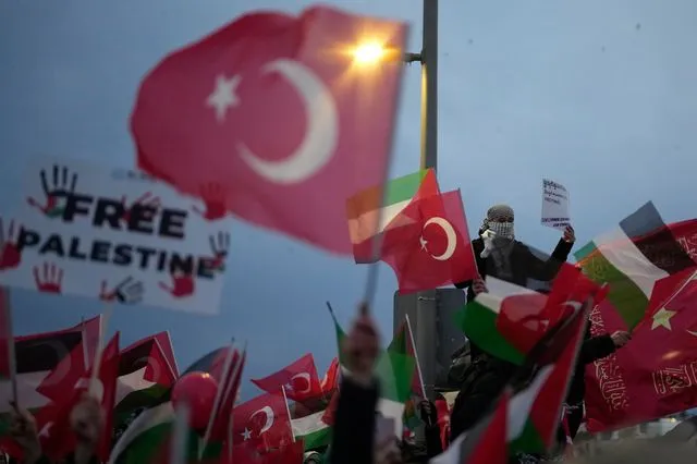 Πλήθος κόσμου στην γέφυρα του Γαλατά στη Κωνσταντινούπολη στο πλαίσιο διαδήλωσης υπερ της Παλαιστίνης